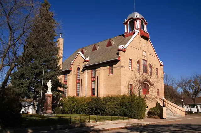 Wolseley Town Hall and war memorial